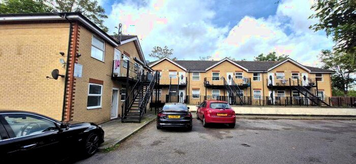 2 Bedroom Flat To Rent In Uplands Close, Woolwich, SE18