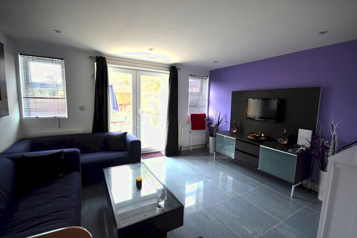 1 Bedroom Terraced House To Rent In George Street, Reading, Berkshire, RG1