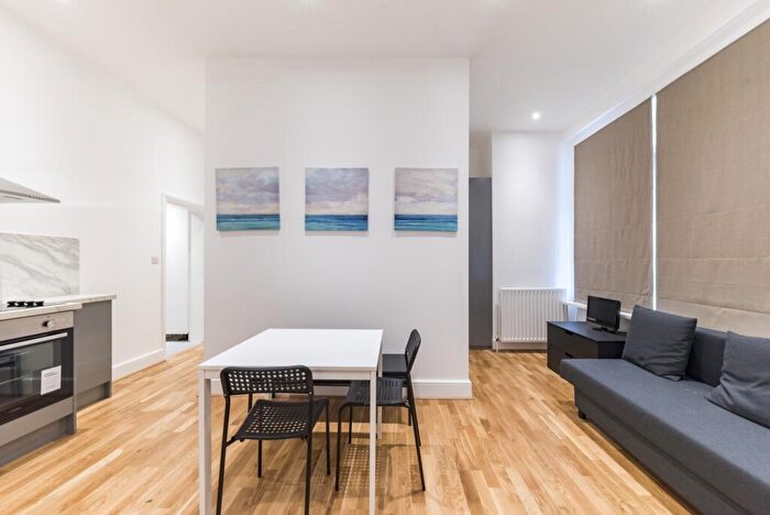 Flat To Rent In Dartmouth Road, Willesden Green, NW2