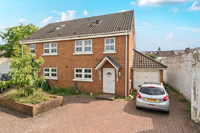 4 Bedroom Semi Detached House For Sale In Felltram Mews, London, SE7