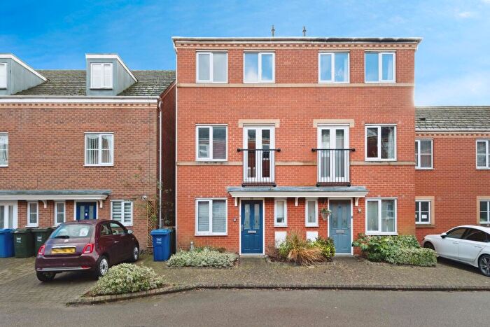 3 Bedroom Semi Detached House For Sale In Fulwell Close, Banbury, Oxfordshire, OX16