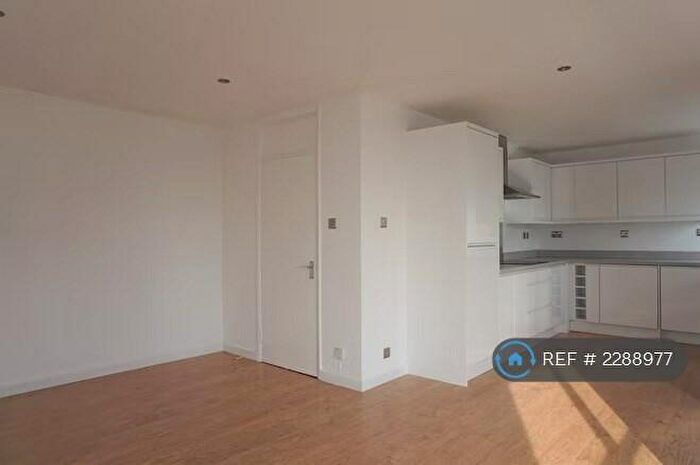 2 Bedroom Flat To Rent In Bath Road, Reading, RG30