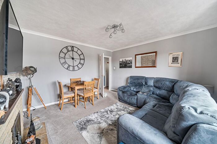 2 Bedroom Flat For Sale In Walton On Thames, KT12