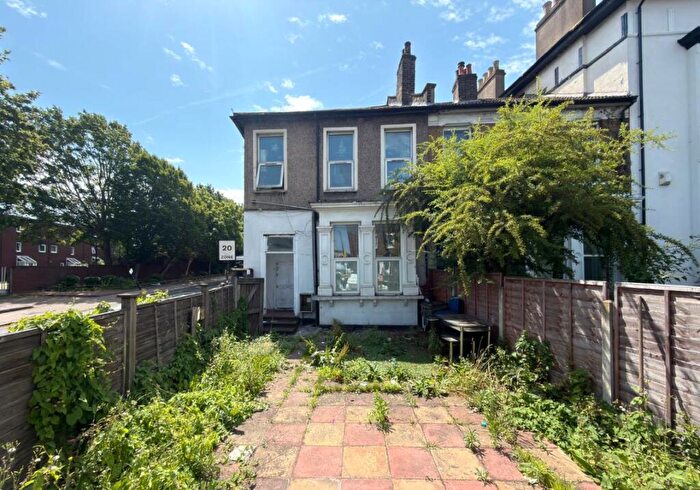 3 Bedroom Flat For Sale In First Floor Flat, Queens Road, Southwark, London, SE15