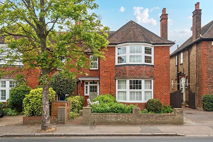 2 Bedroom Maisonette For Sale In Grand Drive, Raynes Park, London, SW20