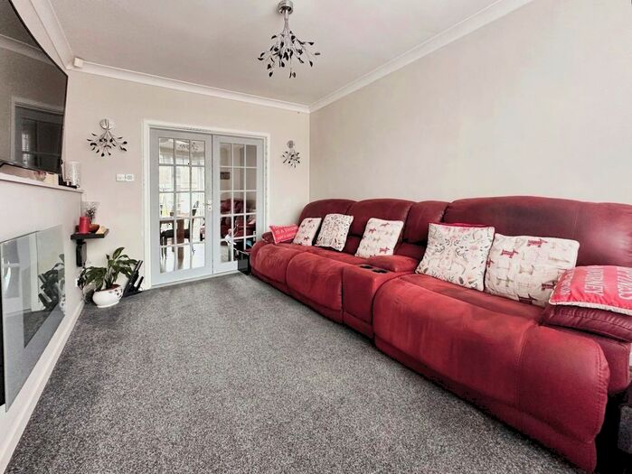 3 Bedroom SemiDetached House For Sale In Fearnville Place, Oakwood