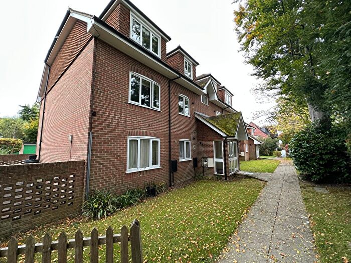 1 Bedroom Flat To Rent In Fortyfoot Road, Leatherhead, KT22