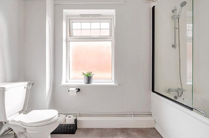 1 Bedroom Flat For Sale In Hill Lane, Shirley, Southampton, Hampshire, SO15