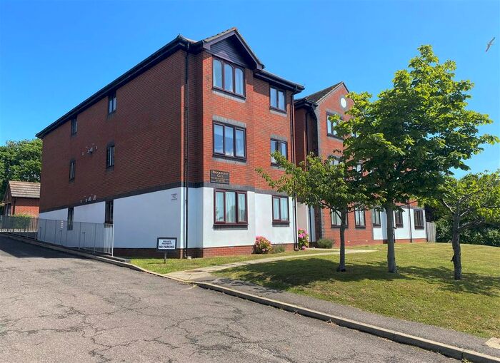1 Bedroom Flat To Rent In De La Warr Road, Bexhill On Sea, TN40