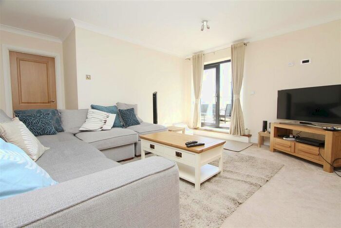 3 Bedroom Flat To Rent In London View, Swakeleys Road, Ickenham, UB10