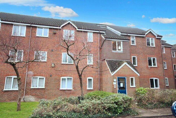 2 Bedroom Flat For Sale In Haysman Close, Letchworth Garden City, SG6