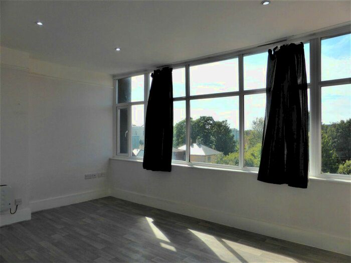 Studio To Rent In York Ave -, P11