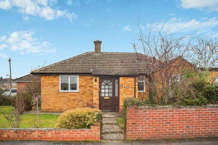 2 Bedroom Bungalow To Rent In Hampden Drive, Kidlington, OX5