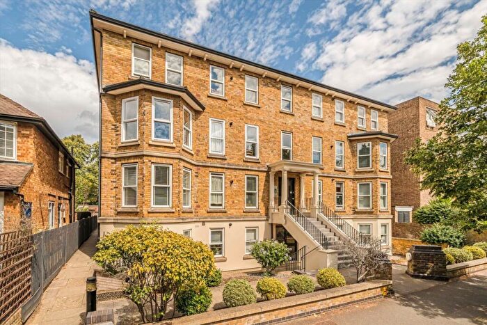 2 Bedroom Flat For Sale In Grove Road, Surbiton, KT6