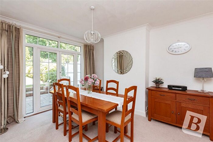 3 Bedroom Semi-Detached House For Sale In Valley Drive, Gravesend, Kent, DA12