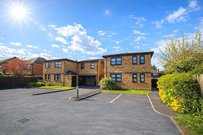 1 Bedroom Flat For Sale In Oakley Close, Addlestone, Surrey, KT15