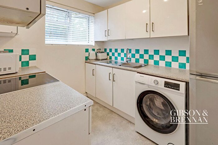 2 Bedroom Flat For Sale In Menzies Avenue, Basildon, SS15