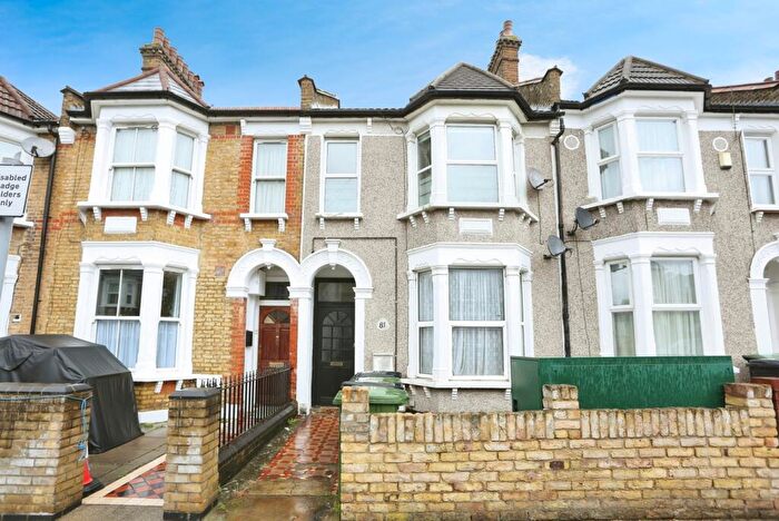 2 Bedroom Flat For Sale In Honley Road, London, SE6