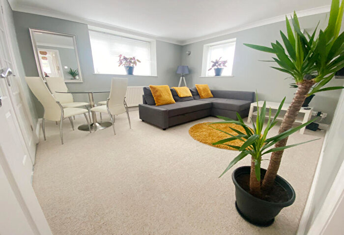 2 Bedroom Flat To Rent In Churchill Lodge, Alumdale Road, Bournemouth, Dorset, BH4