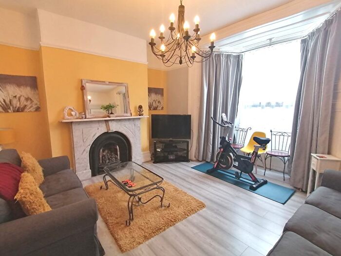 2 Bedroom Flat To Rent In Eaton Crescent, Swansea, SA1