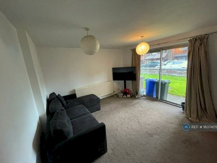 2 Bedroom Flat To Rent In Kingsbrook Court, Manchester, M16