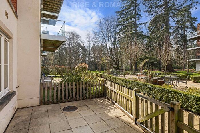 2 Bedroom Flat For Sale In Lynwood Village, Ascot, SL5