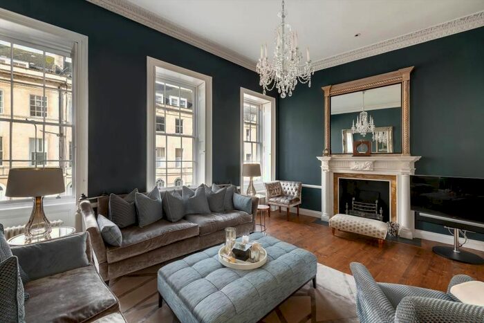 3 Bedroom Flat To Rent In Cadogan Place, London, SW1X