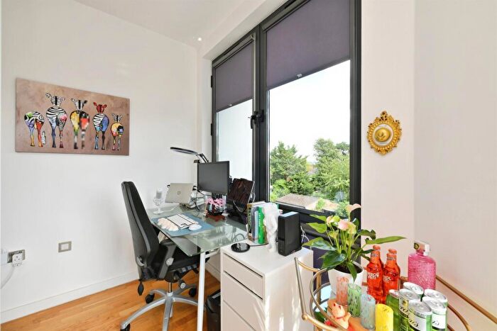 1 Bedroom Flat For Sale In High Road, Broxbourne, EN10