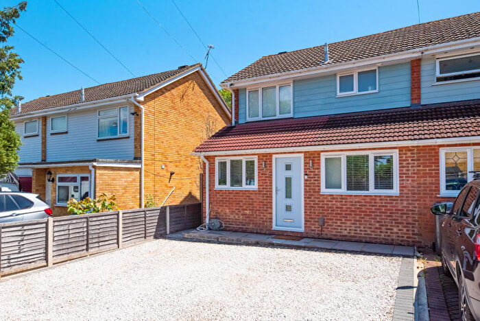 3 Bedroom End Of Terrace House For Sale In Patten Avenue, Yateley, Hampshire, GU46