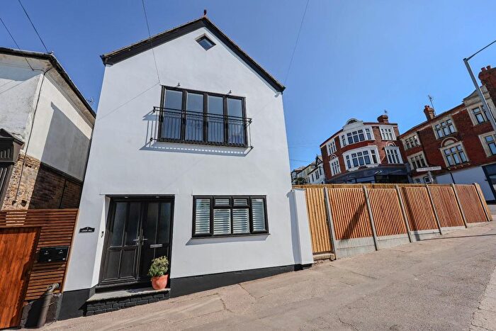 2 Bedroom Detached House To Rent In Leigh Hill, Leigh-On-Sea, SS9