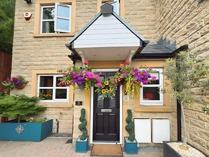 2 Bedroom End Of Terrace House For Sale In Fartown Court, Pudsey, LS28