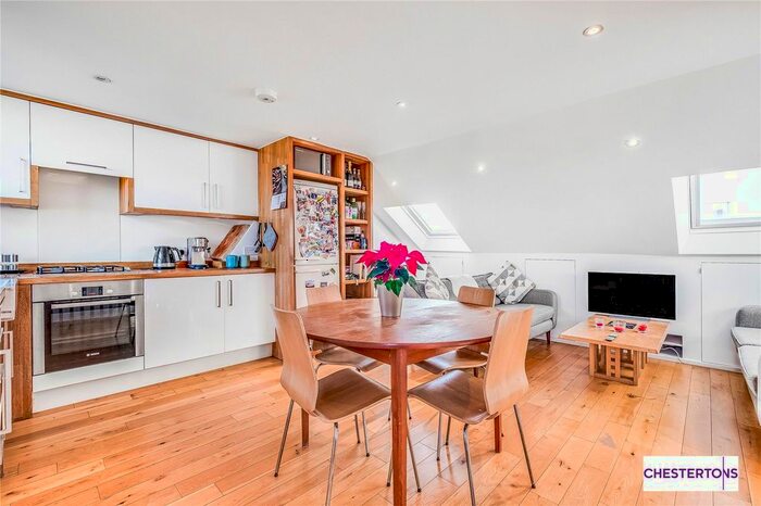 3 Bedroom Flat To Rent In Munster Road, London, SW6