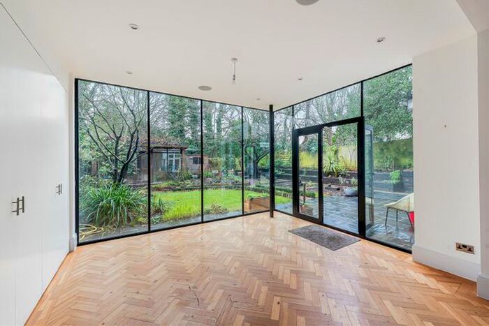 4 Bedroom Flat To Rent In Chesterford Gardens, Hampsead Village, NW3