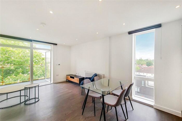 2 Bedroom Apartment To Rent In Propeller Crescent, Croydon, CR0