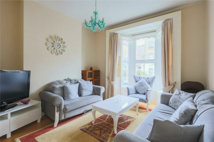 3 Bedroom Apartment To Rent In Paragon Road, Hackney, London, E9