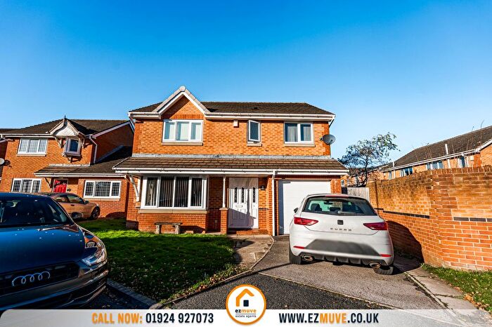 4 Bedroom Detached House For Sale In Waring Way, Dewsbury, WF12