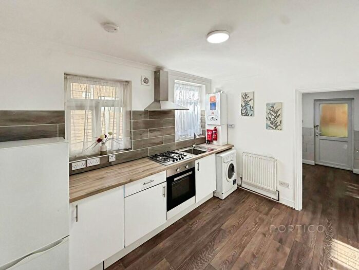 Flat To Rent In Church Road, London, E10