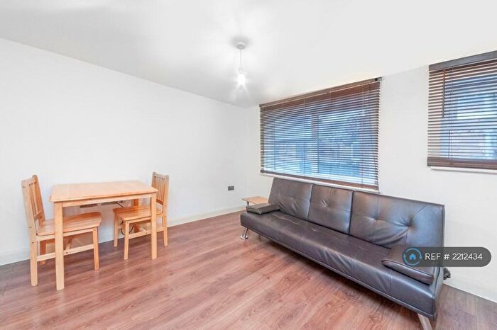 Studio To Rent In Green Lanes, London, N4