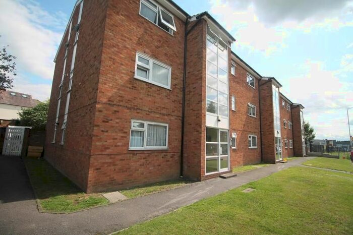 1 Bedroom Flat To Rent In Copelands, South Street, Romford RM1