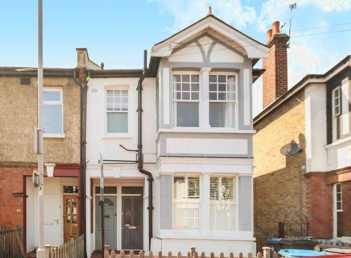 2 Bedroom Flat To Rent In Auckland Road, Kingston Upon Thames, KT1