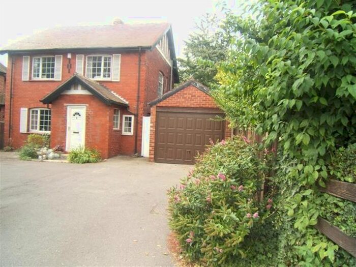 3 Bedroom Detached House To Rent In Aberford Road, Wakefield, WF1