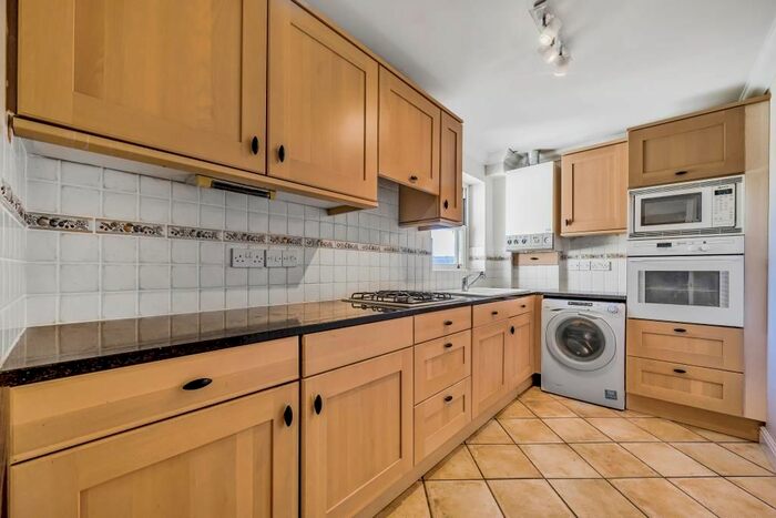 2 Bedroom Flat To Rent In Remenham Hill, Remenham, RG9