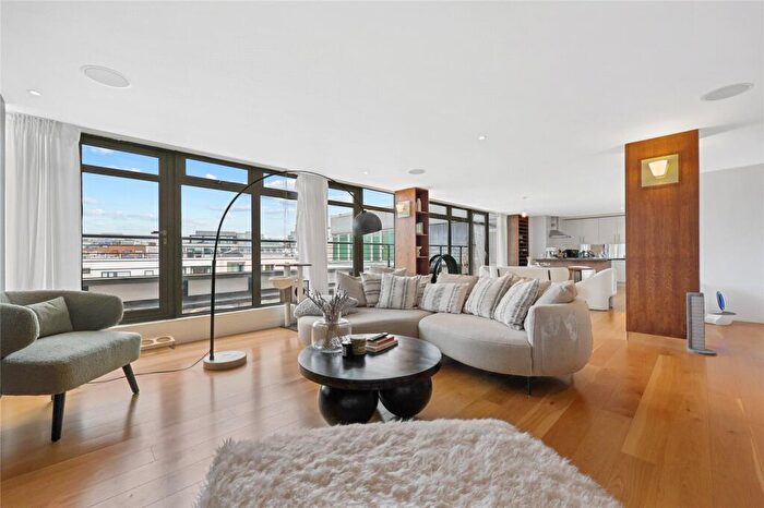 2 Bedroom Apartment To Rent In Dickens Court, EC1M