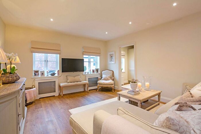 2 Bedroom Maisonette For Sale In High Street, Cookham, SL6