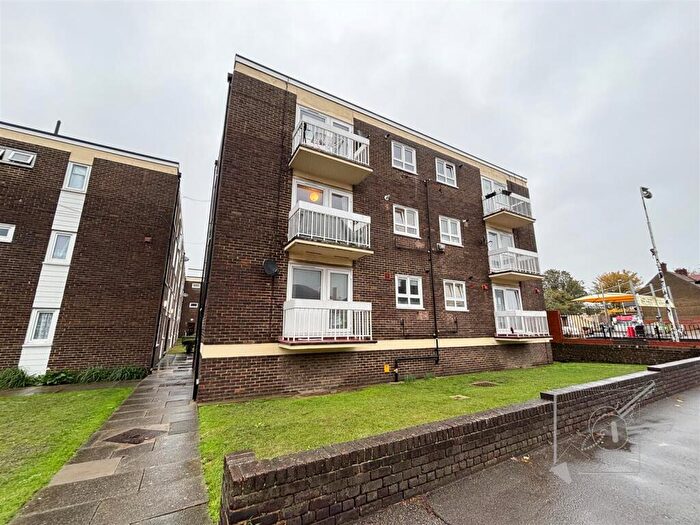 1 Bedroom Flat For Sale In Fountain Walk, Northfleet, Gravesend, DA11
