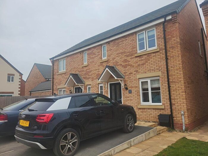 3 Bedroom Semi-Detached House To Rent In Whittle Road, Holdingham, NG34