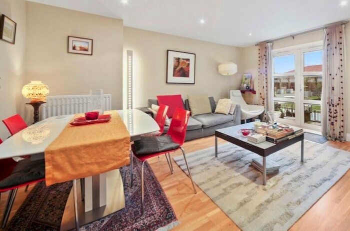 3 Bedroom Flat To Rent In Kings Avenue, Clapham SW4