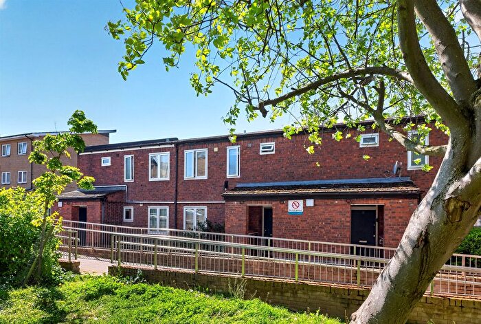 1 Bedroom Maisonette For Sale In Basswood Close, London, SE15