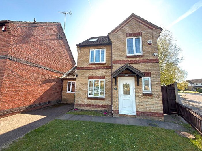 3 Bedroom Link Detached House For Sale In The Belfry, Bushmead, Luton, Bedfordshire, LU2
