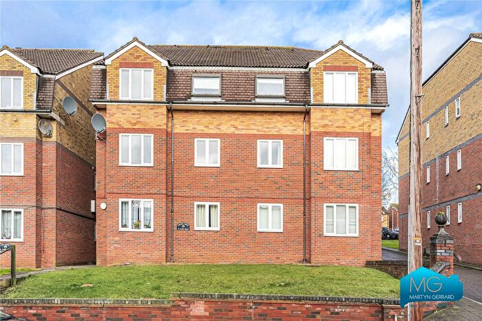 2 Bedroom Flat To Rent In Park Road, Barnet, Hertfordshire, EN4